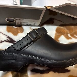 Women’s Black Leather Clogs- Dansko